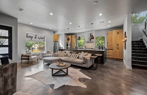 South Lamar House | Serenity Spaces in S Lamar - Sauna/Hot tub/Firepit