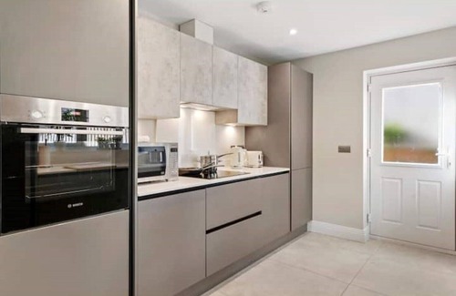 Ascot House | Serenity Stylish 5-Bed - Call 4 LONG STAY discount