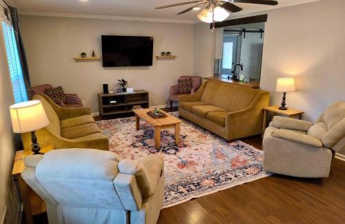 Irmo House | Settle Inn- 10mi to Columbia, Mins to Lake Murray