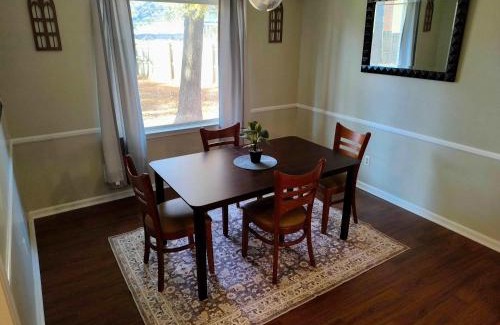 Irmo House | Settle Inn- 10mi to Columbia, Mins to Lake Murray
