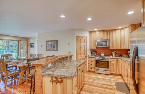 Oregon Water Wonderland House | Settle Inn, Riverfront Sunriver Home, Hot Tub, Pet Friendly