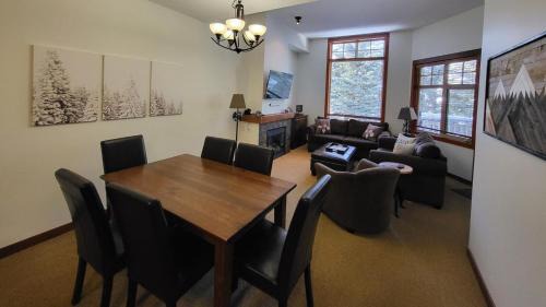 Sun Peaks Apartment | Settlers Crossing #41 by Bear Country