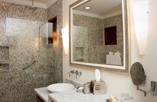 Stewart Town Villa | Seven Seas-BEACHFRONT! STAFF! POOL! FAMILY! WEDDINGS!