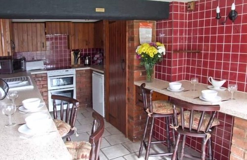 Stourport-on-Severn Cottage | SEVERN BANK LODGE, pet friendly, with a garden in Astley Burf