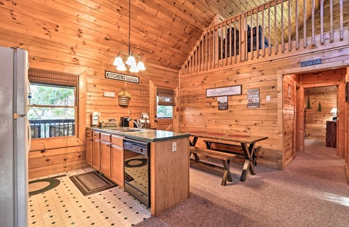 Sevierville Cabin | Sevierville Cabin w/Lake Access & Private Hot Tub