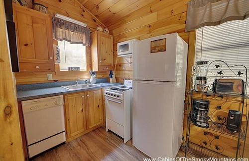 Gatlinburg - Pigeon Forge Cabin | Sevierville - Lil Smokey - 1 Bedroom - Sleeps 4