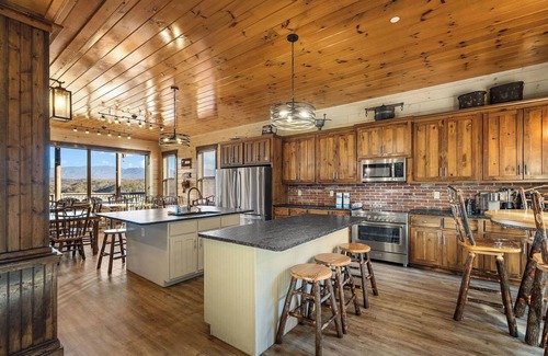 Gatlinburg - Pigeon Forge Cabin | Sevierville - Mountain Aqua Lodge - 13 Bdrms.