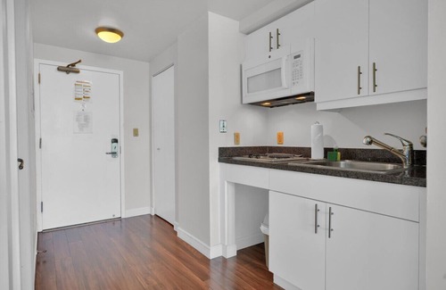 Coconut Grove Condo | SF Glamorous Bay View Studio in the Heart of Grove