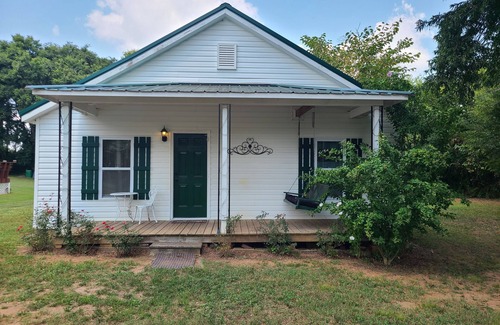 Adairsville Cottage | Shade Tree Cottage is a perfect cozy cottage to make you feel right at home.