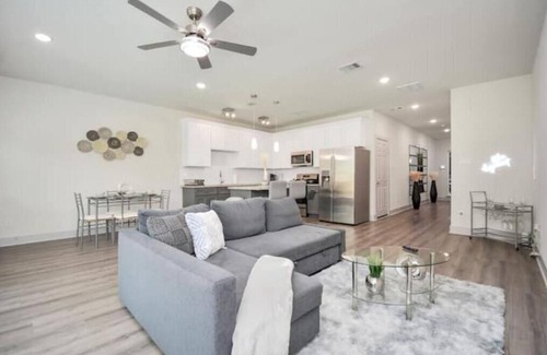 Southeast Houston House | Shades of Grey 3 BR/2.5 BA Near Dwntwn & NRG