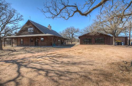 Fredericksburg House | Shady Lane Lodge: Hot-Tub and Game Room Wheelchair Access
