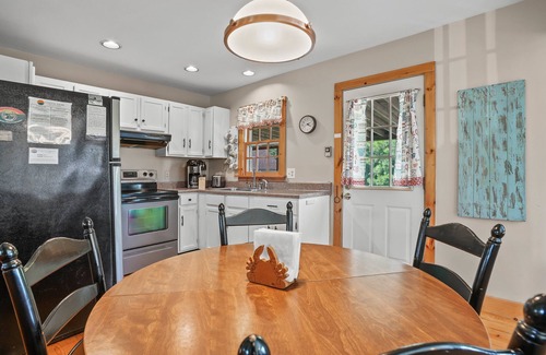 Piney Island House | Shady Side - Water access, screened porch!