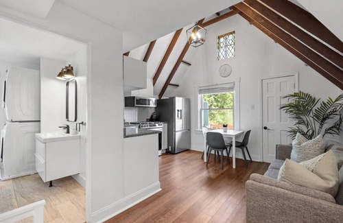 Shadyside Apartment | Shadyside/Pittsburgh, Modern & Stylish 1 Bedroom with Free Parking
