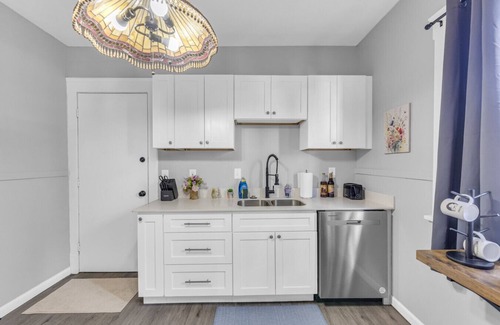 Cleveland Apartment | Shaker Square|Sleeps 4|Front Porch|Coffee Station