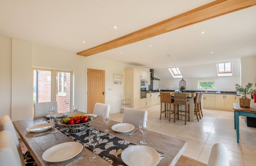 Lincoln House | Shakespeare Cottage - Four Bedroom House, Sleeps 8