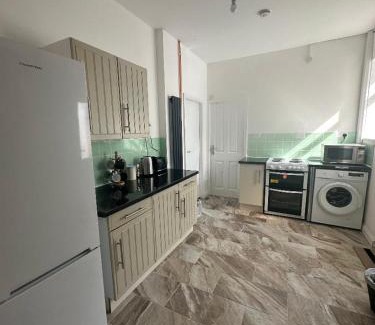 Barrow-on-Trent House | Shakespeare House 5 bedroom 7 beds stay up to 12 people