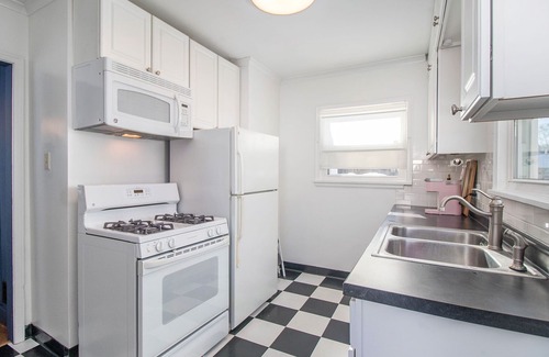 South Bend House | Shamrock Sanctuary walkable to Notre Dame 1.5 mi