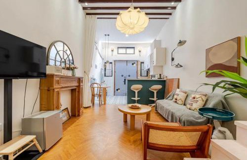 Huaihai Road Commercial Area House | Shanghai Downtown Blossom B&B- Yongkang Road