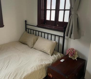 Huaihai Road Commercial Area Apartment | Shanghai old Alleyway