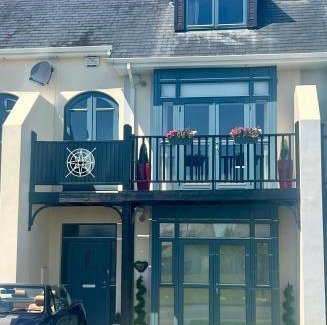 Tarmonbarry House | Shannonside - Stylish 5 Bed Marina home & 40ft mooring