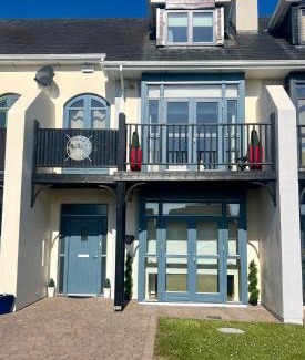 Tarmonbarry House | Shannonside - Stylish 5 Bed Marina home & 40ft mooring