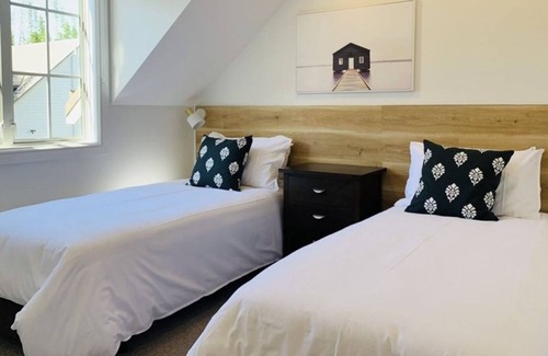 Russell Cottage | Shared Heated Swimming Pool and spa Pool. Three Minute Walk to Russell Cafes
