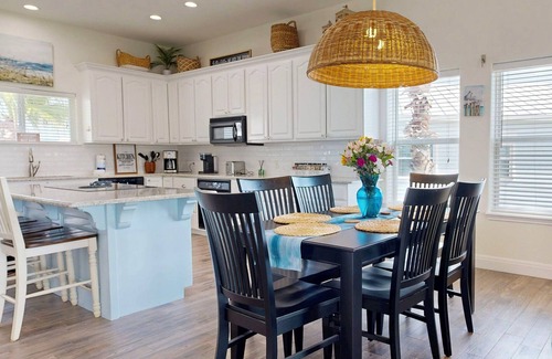 Port Aransas House | Shared Pool, Shared Hot tub, Pet Friendly, Boardwalk to the Beach