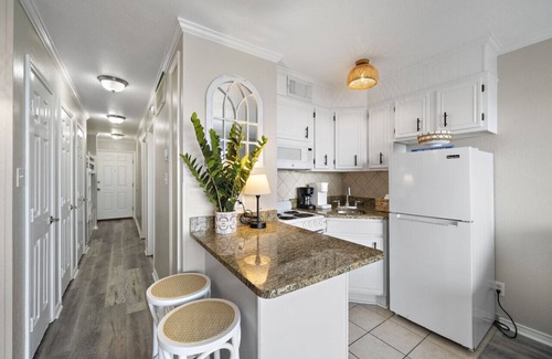 Galveston Condo | Shared pools and picnic BBQ grill area