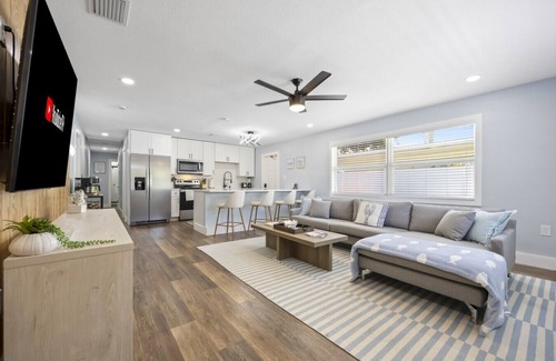 Cocoa Beach Apartment | Shark Tank Cocoa Beach 2 2BR Units 4BR Total Each Sleeps 5 Walk to Beach