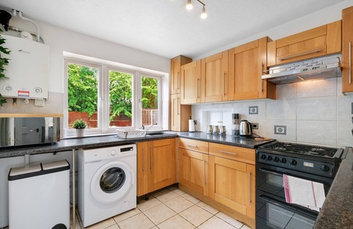 Aylesbury House | Sharp Close 4 Bedroom, 2 Bathroom in Aylesbury