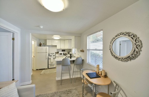 Mount Shasta Cottage | Shasta Bella - Darling downtown 1-br cottage.