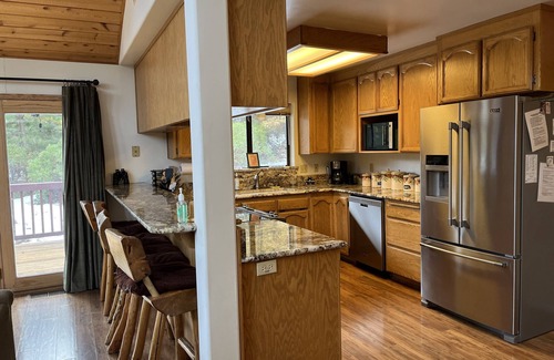 Weed House | Shasta Retreat on 35 Acres, Panoramic Mountain Views, Hot tub, Sauna, Starlink