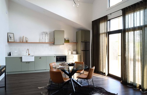 Bombira Villa | Shawwood Bottling Room - Luxury Mudgee Farm Accommodation, Newly built with space, spectacular views, sensational sunsets, close to town and wineries