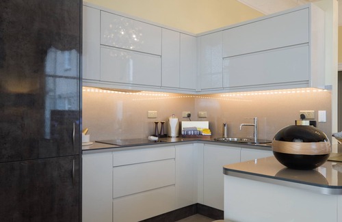 Central Aberdeen Apartment | "Sheer Luxe" King Size Deluxe Apartment (Sleeps up to 4)
