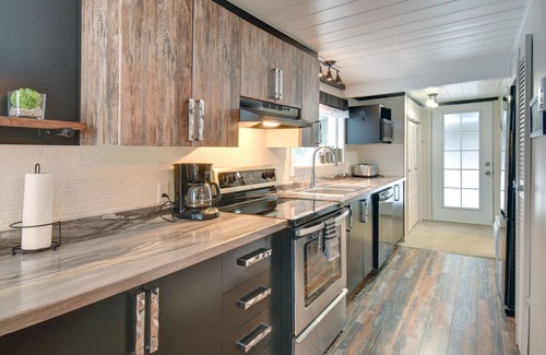 Riviere-Rouge Ski Chalet | Sheldon Lake front house with A HotTub