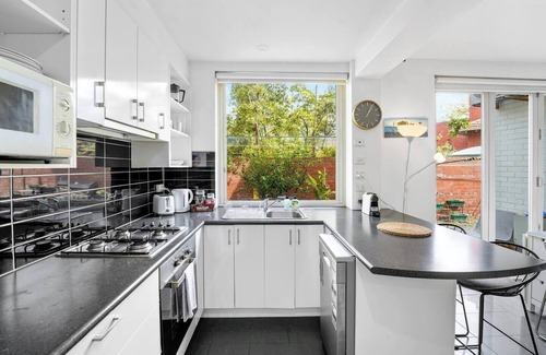 St Kilda Apartment | ShelleyStayz on Shakespeare, St Kilda Beach 2mins