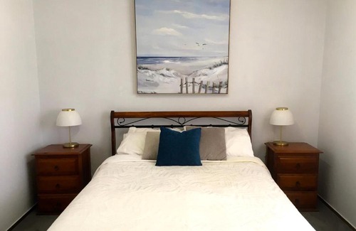 Shellharbour House | SHELLHARBOUR BEACH COTTAGE - Stroll to Beach flags - Back gate straight to Beach, Front gate walk to new Marina