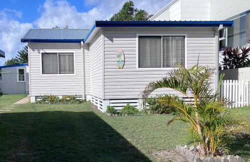 Shellharbour House | SHELLHARBOUR BEACH COTTAGE - Stroll to Beach flags - Back gate straight to Beach, Front gate walk to new Marina