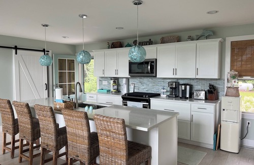 Henderson House | Shells Beach - Spacious Lake Ontario 3 bedroom Plus Loft Waterfront Homen