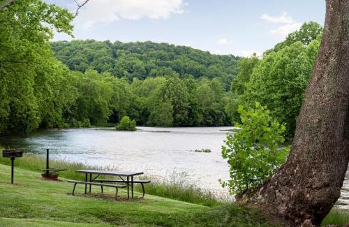 Shenandoah House | Shenandoah dog friendly cabin with river access, hot tub, fire pit, BBQ, outdoor dining