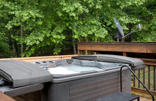 Shenandoah House | Shenandoah dog friendly cabin with river access, hot tub, fire pit, BBQ, outdoor dining