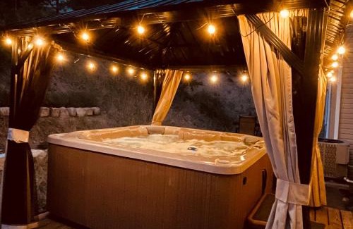 Massanutten House | Shenandoah Paradice - 6 Person Hottub, Mountain View, EV Station, Arcade, Modern Minimalist Design, Walk to Ski