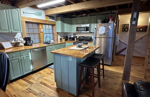 Luray Cabin | Shenandoah Shores Waterfront Log Cabin