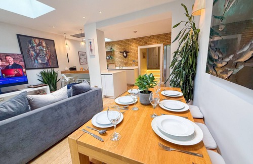Addison House | Shepherds Bush 2-bedroom | Patio with Fire Pit