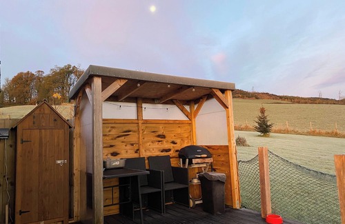 Newbridge Cabin | Shepherds Hut-1 Bed-Hot Tub -views