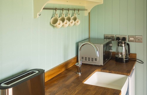 Overton-on-dee Apartment | Shepherds Hut in rural meadow ~ Mulsford Cottage