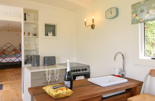 Rugeley Cottage | SHEPHERDS HUT, pet friendly, with hot tub in Rugeley