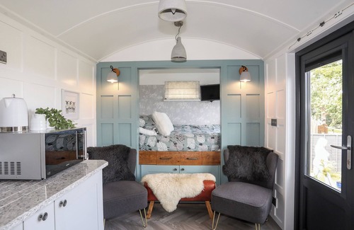 Cylch-Y-Garn Cottage | SHEPHERD’S STONE, romantic, with hot tub in Llanfaethlu
