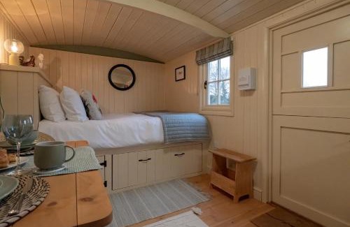 Brackley House | ShepherdsHut-Cotswolds-PetFriendly-WoodBurner