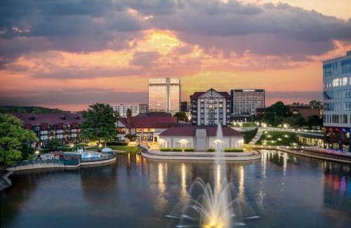 Maryland Heights Hotel | Sheraton Westport Lakeside Chalet